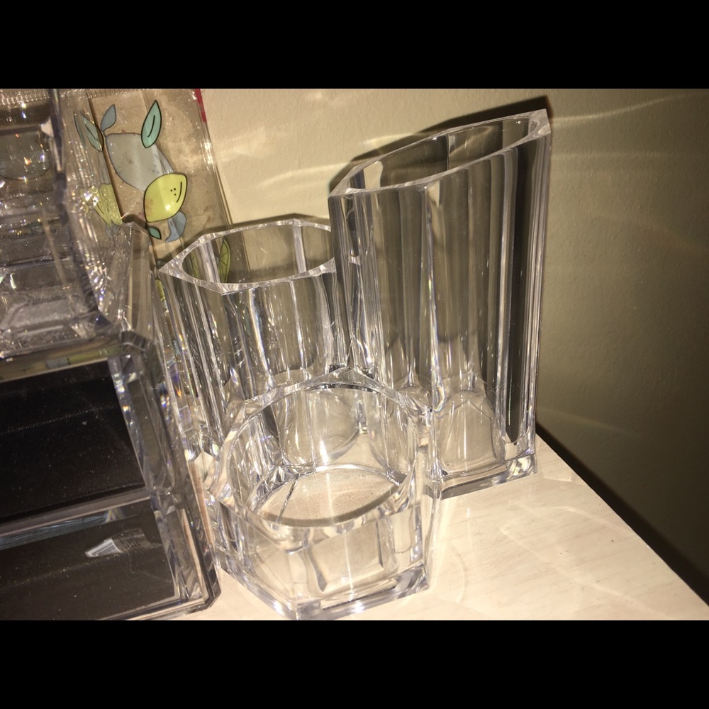 Makeup Holder - image 1